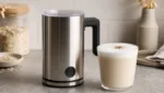 Hafermilch-Latte mit Milchaufschaeumer: samtig vegan
